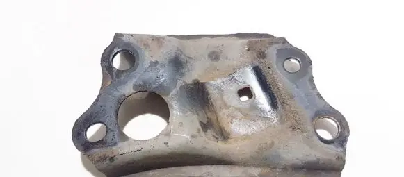 Toyota RAV 4 (XA30) Engine mounting bracket