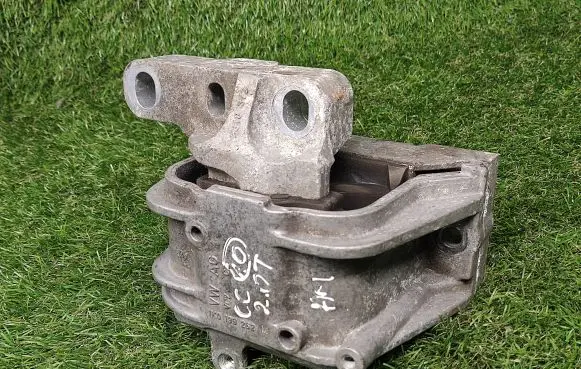 Volkswagen PASSAT CC Engine mount bracket 1K0199262M