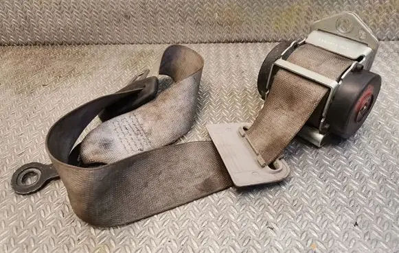 Mercedes-Benz E W211 Middle seatbelt (rear) 2118607785