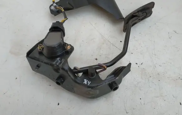 Toyota Avensis T250 Accelerator throttle pedal 8222305060