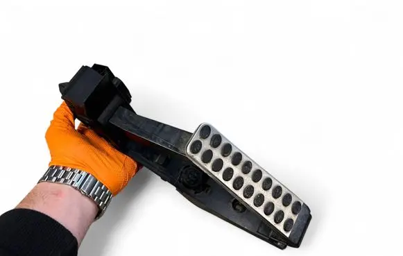 Accelerator throttle pedal