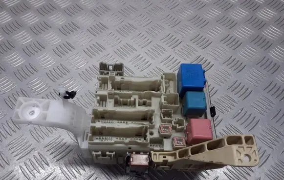 Toyota Yaris Fuse box cover 82730-52700