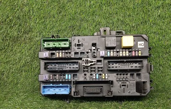 Opel Zafira B Power management control unit 13220831 13220831HQ