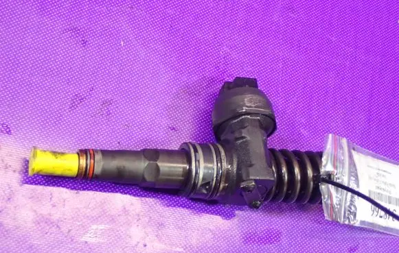 Skoda Fabia Mk1 (6Y) Fuel injector 038130073AG