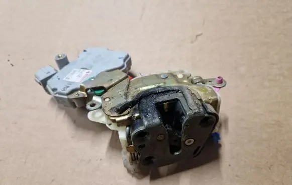 Nissan Patrol Y61 Front door lock 805527F000
