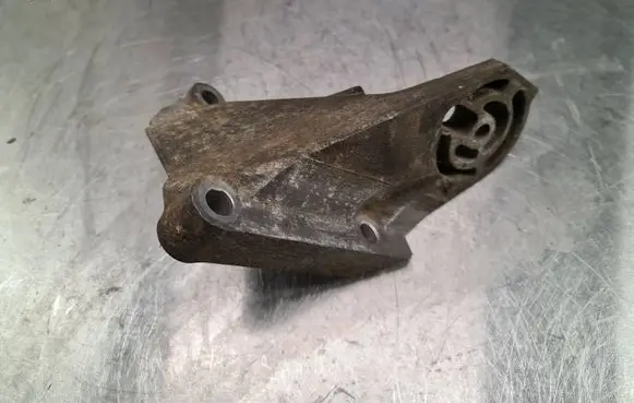 Volvo S80 Engine mounting bracket 9209959