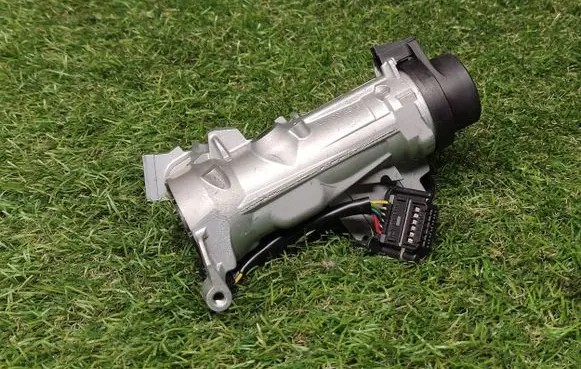 Volkswagen Golf VI Ignition lock 1K0935865 1K0905851B