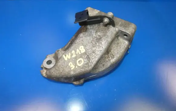Mercedes-Benz CLS C218 X218 Engine mounting bracket A6422233404 A642
