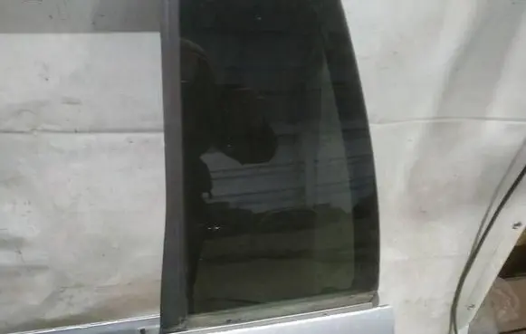 Opel Omega B2 Rear vent window glass AS2