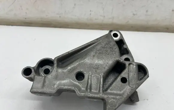 Engine mounting bracket