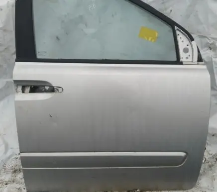 KIA Carnival Front door sidabrine
