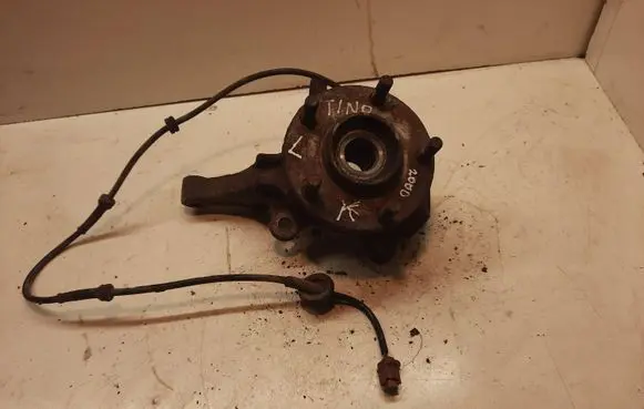 Nissan Almera Tino Front wheel hub