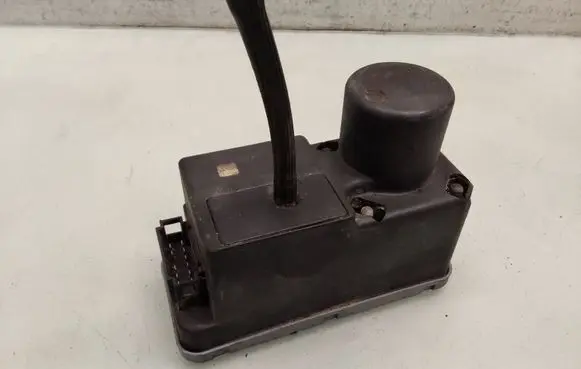 Volkswagen Golf III Central locking vacuum pump 1H0962257