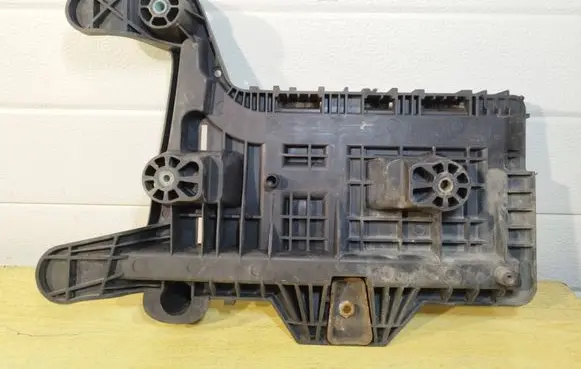 Volkswagen Touran I Battery tray 1K0915333