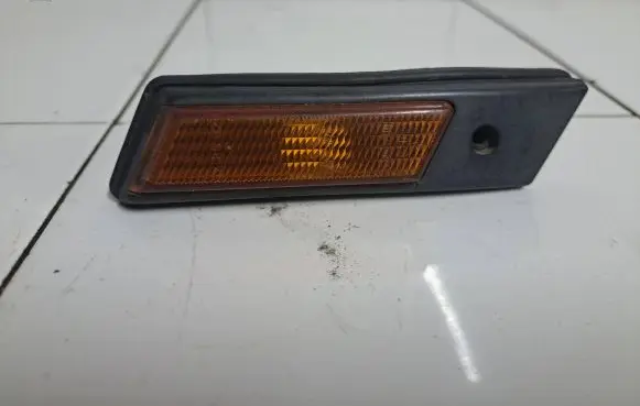 BMW 5 E34 Front fender indicator light 13780149