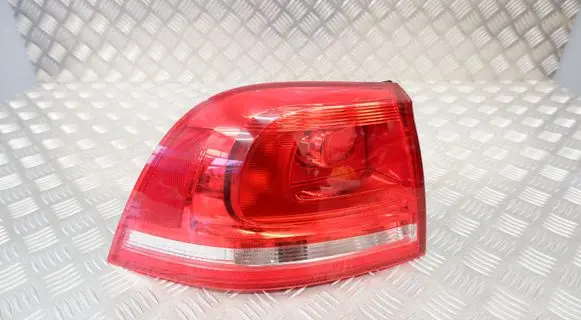 Volkswagen Touareg II Rear/tail lights L90007685