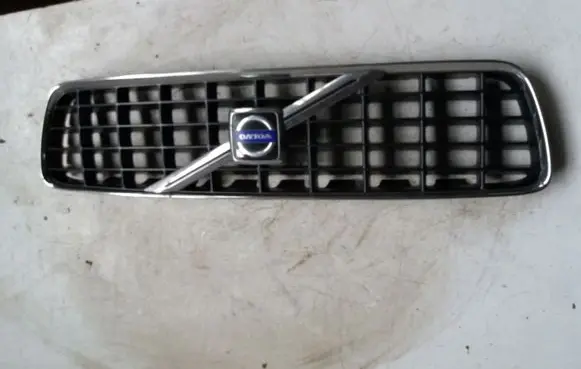 Volvo S60 Front bumper upper radiator grill