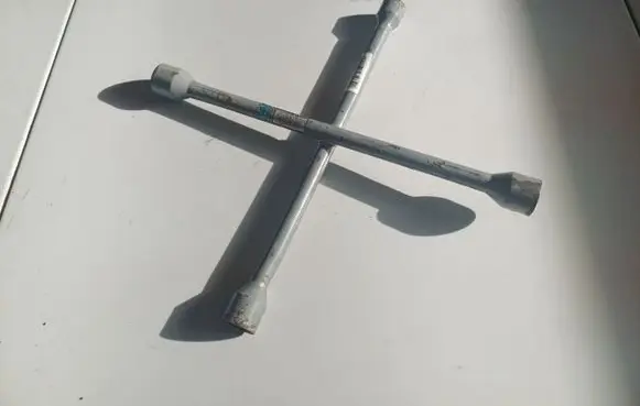 Opel Astra H Wheel nut wrench 
