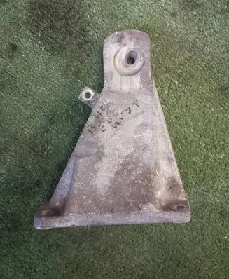 BMW 5 E60 E61 Engine mounting bracket 6761150