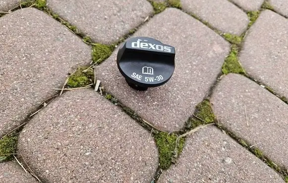 Opel Adam Oil filler cap 