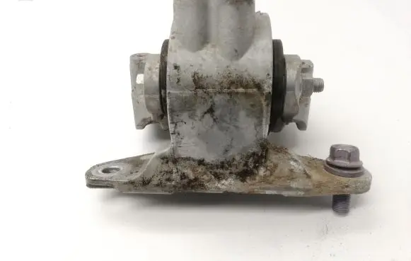 Toyota RAV 4 (XA50) Engine mount bracket