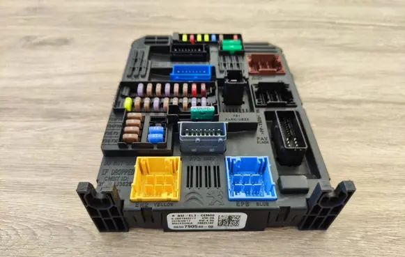 Citroen C3 Fuse module 9830790580