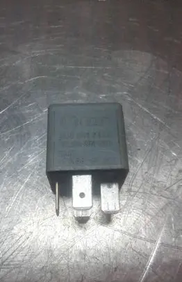 Volkswagen PASSAT B6 Other relay 8D0951253A V23134B52X301