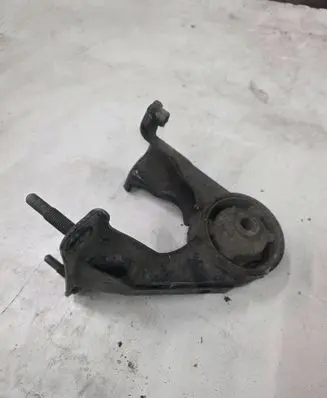 Toyota Avensis T220 Engine mounting bracket