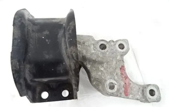 Engine mount vacuum valve