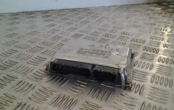 Volkswagen PASSAT B5.5 Engine control unit/module 8D0907558B 0261204774