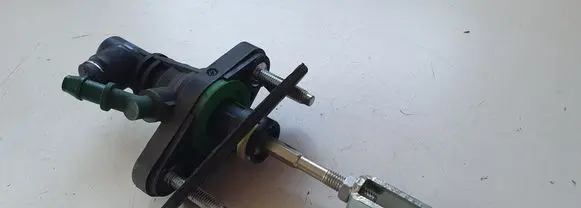 Toyota Avensis T270 Clutch slave cylinder 