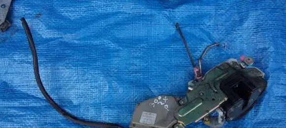 Nissan Primera Loading door lock 