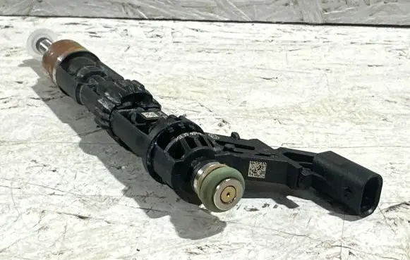 Porsche Panamera (971) Fuel injector 06M906036L
