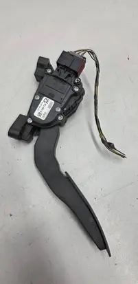 Accelerator throttle pedal