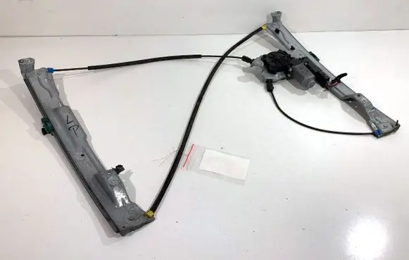 Renault Clio III Front door window regulator with motor 