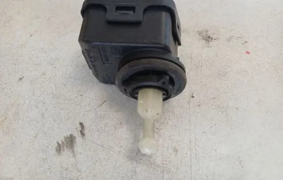 Volkswagen Golf IV Headlight level adjustment motor 1J0941295C
