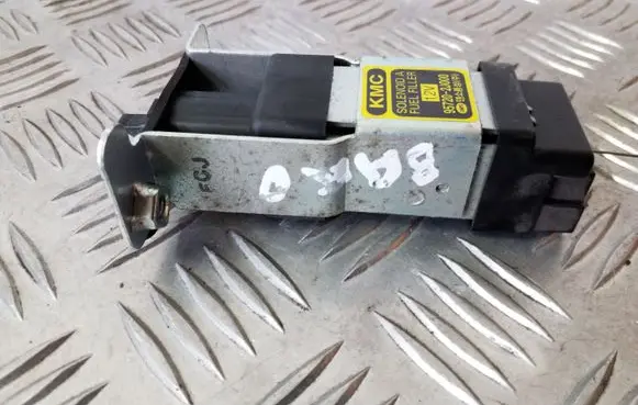Fuel tank cap lock