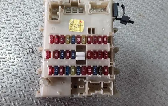 Nissan Primera Fuse module 24350AV700