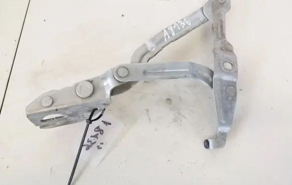 Audi A4 S4 B5 8D Tailgate/trunk/boot hinge 8d5827301c