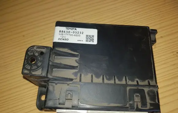 Toyota Avensis T270 Air conditioning/heating control unit 8865005252 MB1777008200
