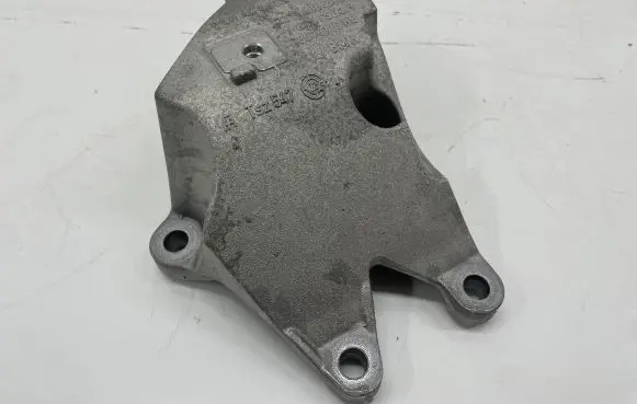 BMW 5 G30 G31 Engine mounting bracket 6864593