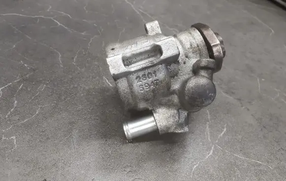 Renault Clio I Power steering pump 26016947