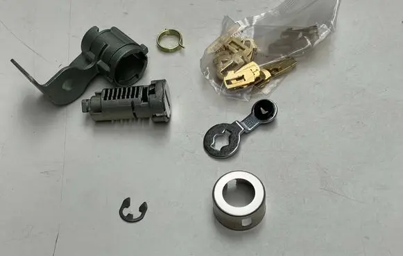 Opel Corsa F Rear glass lock/latch W449 94823311