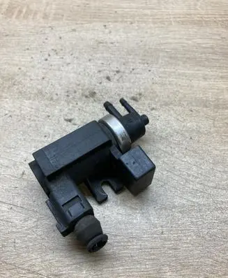 Volkswagen PASSAT B5 Vacuum valve 8E0906628A 72290330