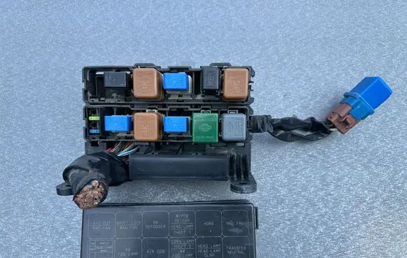 Nissan Patrol Y61 Fuse module 24350VC000