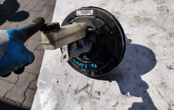 Renault Megane III Brake booster 472100005R