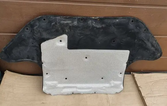 Engine bonnet/hood sound/heat insulation