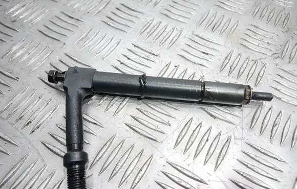 Nissan Almera Tino Fuel injector