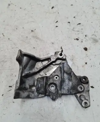 Ford C-MAX I Engine mounting bracket 51045580