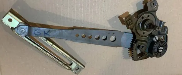 Rear door manual window regulator